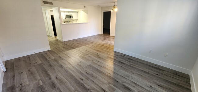 Building Photo - Silverado Ranch Condo!