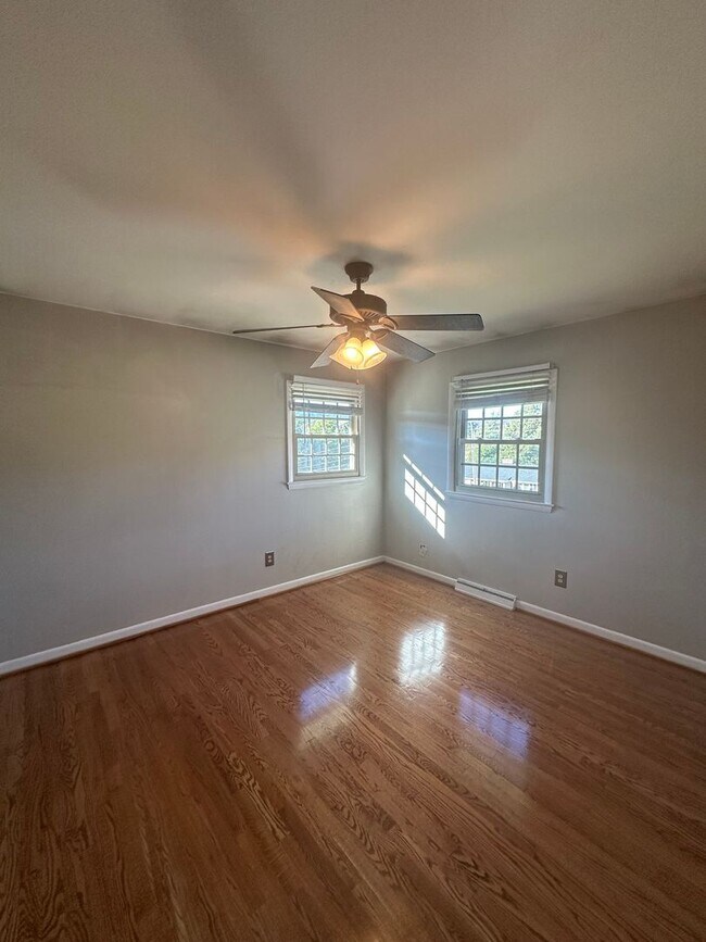 Building Photo - 3 bedrooms 2 baths, Split Level in the loc...