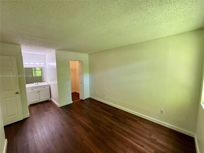 Building Photo - 1237 SW 46th Ave