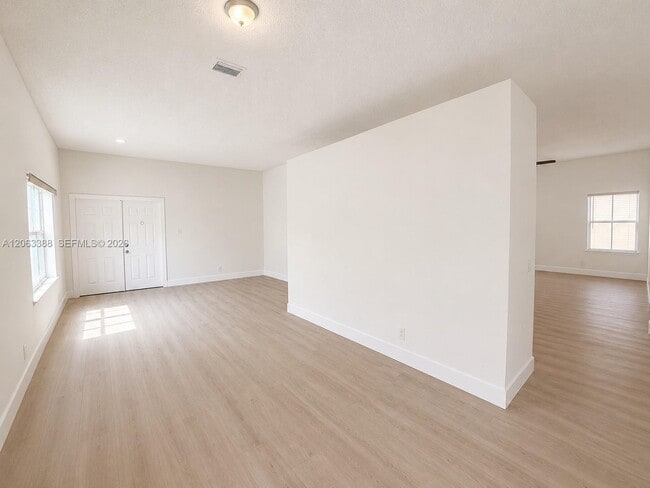 Building Photo - 837 Tanglewood Cir