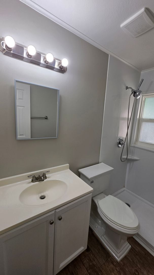 Building Photo - 2 bed 1 bath just remodeled