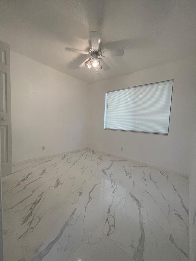 Building Photo - 730 NE 23rd Pl