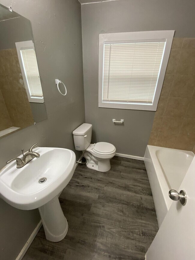 Building Photo - 1912 Overbrook Dr