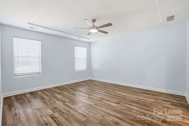 Building Photo - 3909 Woodland View Dr