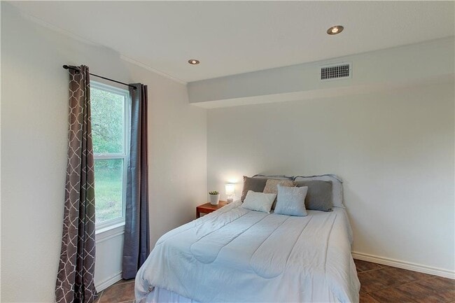 Building Photo - 9305 Granada Hills Dr