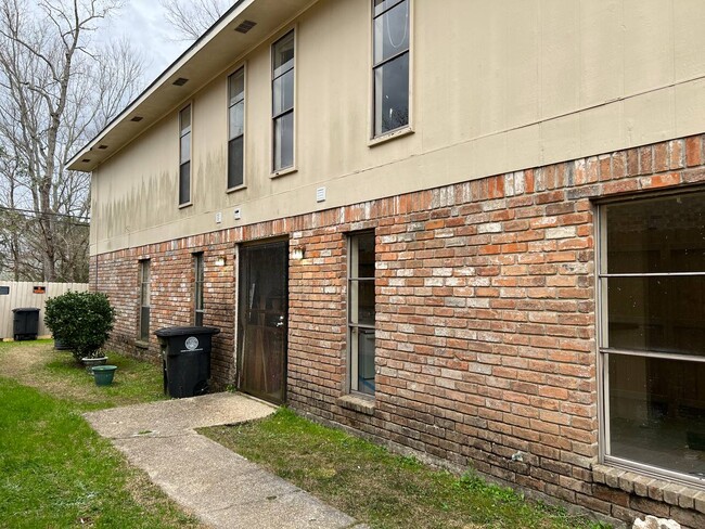 Building Photo - 2150 N Sherwood Forest Dr