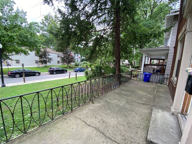 Building Photo - 262 E 19th Ave