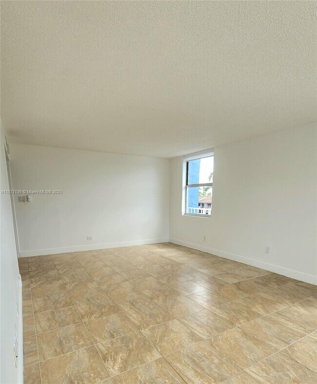 Building Photo - 16565 NE 26th Ave