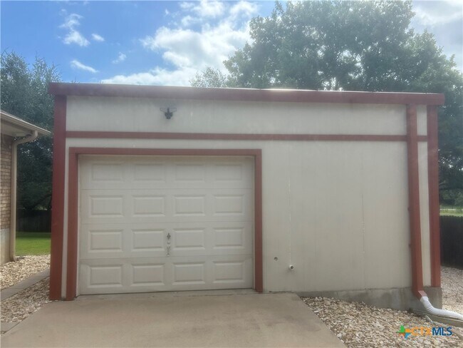 Building Photo - 2429 Nickelback Dr