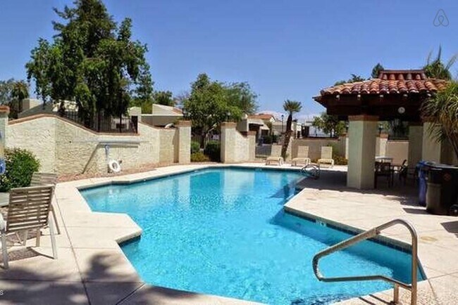 Building Photo - 2BR/2BA HOME W/ 2 CAR GARAGE AND COMMUNITY POOL
