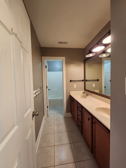 Building Photo - 611 Stagecoach Dr
