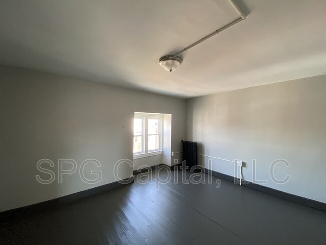 Building Photo - 824 W Princess St