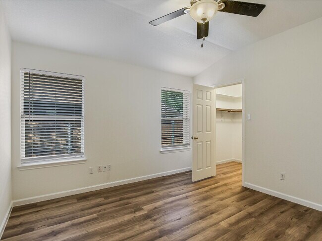 Building Photo - 1102 Brashear Ln