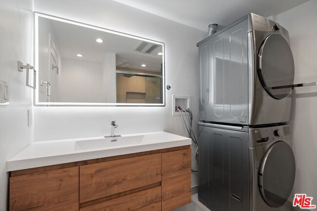 Building Photo - 4807 Woodley Ave