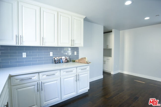 Building Photo - 2114 S Ridgeley Dr