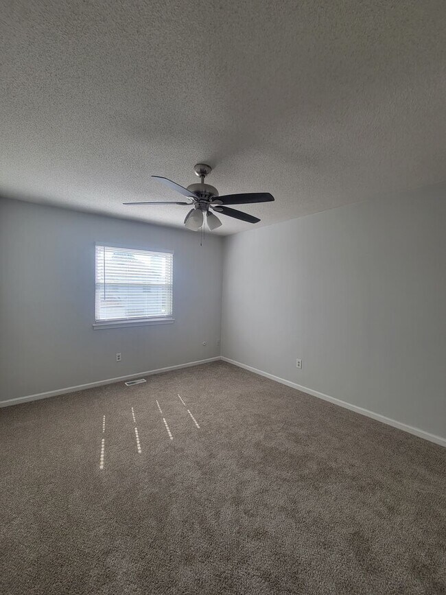 Building Photo - 4 bedroom 2.5 bathroom townhouse