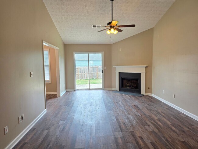 Building Photo - Rare 3 bed 2 bath ranch located in Acworth