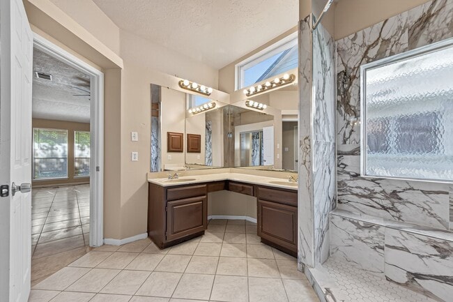 Building Photo - 3210 Kempwood Dr