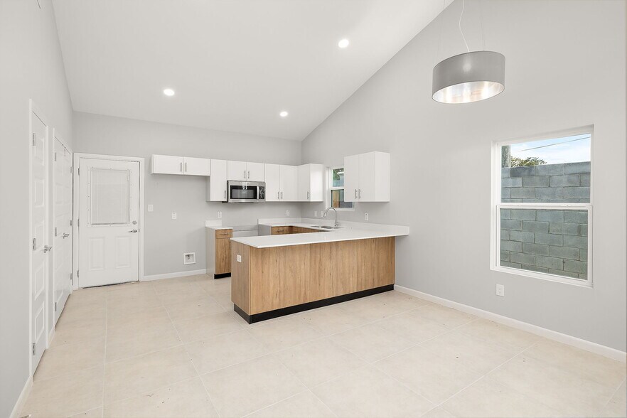 Building Photo - 2512 Brownjay Rd