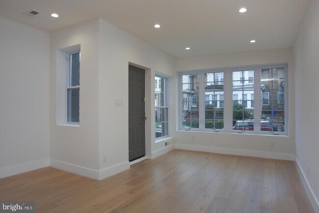 Building Photo - 5844 Fernwood St