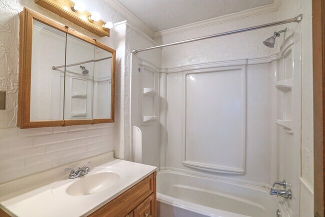 Building Photo - 525 E Eckman St