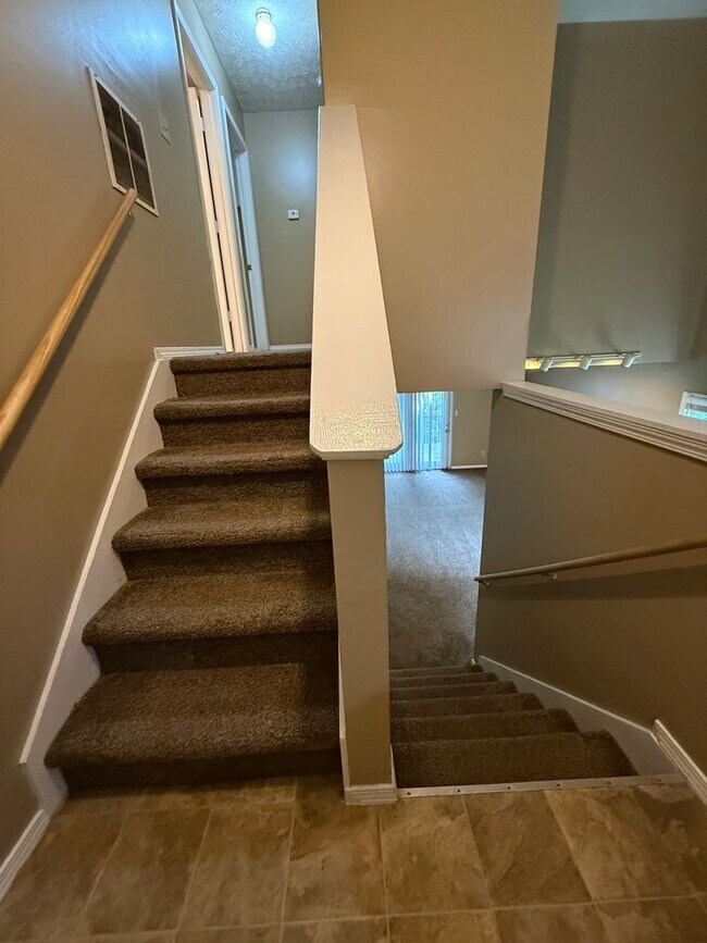 Building Photo - 3 bedroom, 2 bathroom duplex on Bloomingto...