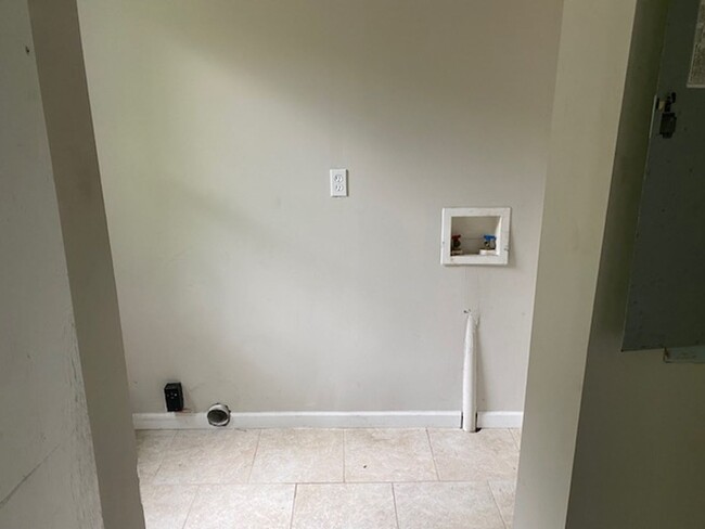 Building Photo - Three bedroom two bath house ready for a n...