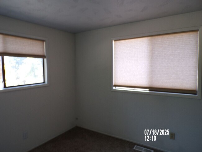 Building Photo - 099-03 - 1733-1735 NW Grant Ave. Corvallis...