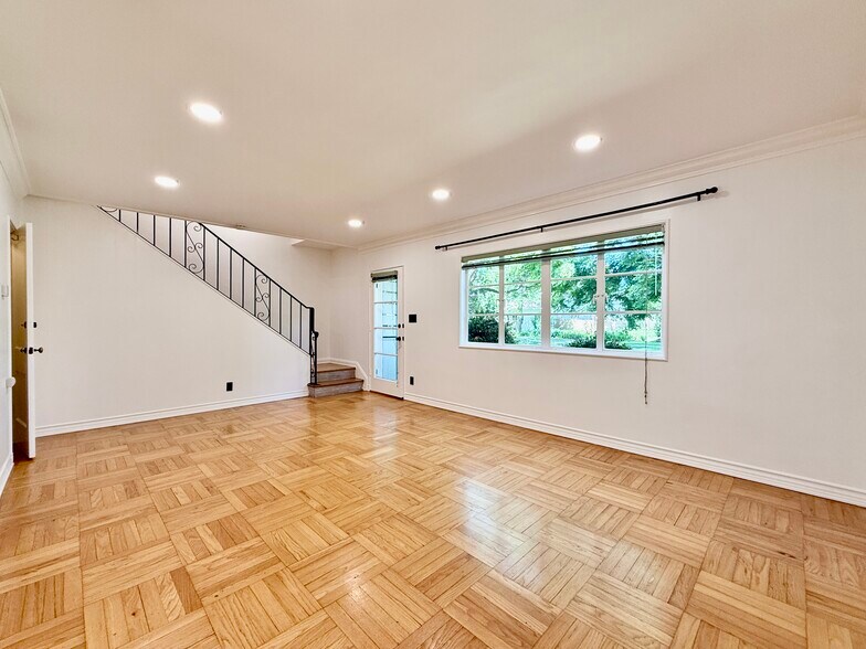 Building Photo - 5431 Village Grn