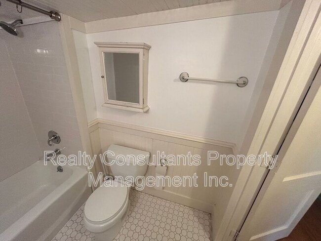 Building Photo - 2461 Lyndhurst Ave