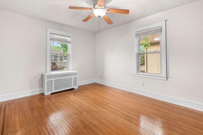 Building Photo - Single family home with hardwood floors th...