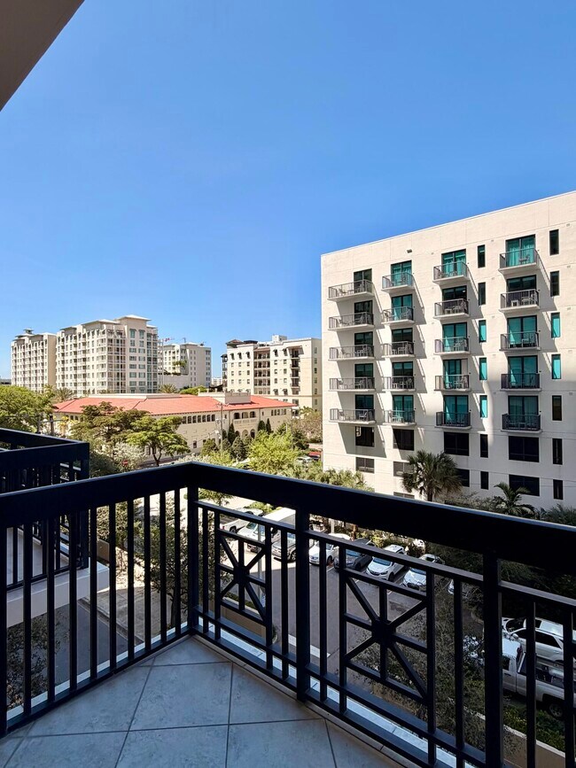 Building Photo - 701 S Olive Ave