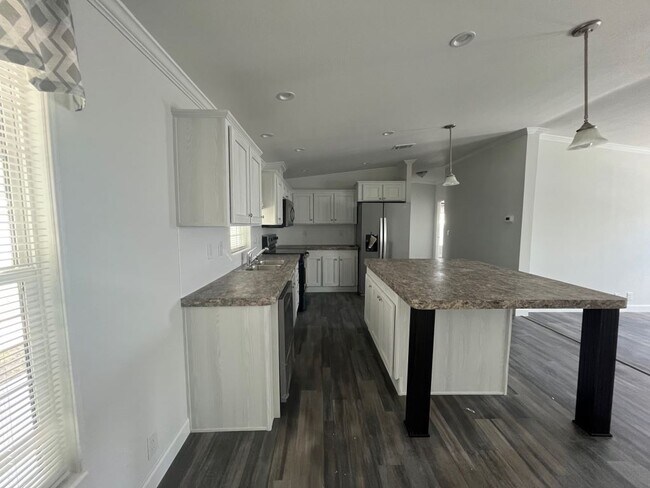 Building Photo - 173 Eland Dr