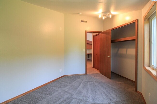 Building Photo - 4 Bed/2 Bath + an Office Richland House