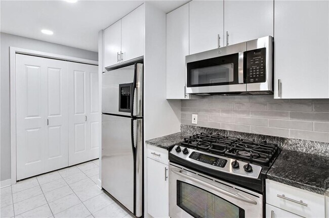 Building Photo - 3338 Peachtree Rd NE