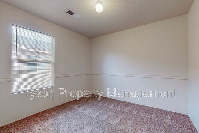 Building Photo - 633 Valley Meadows Dr