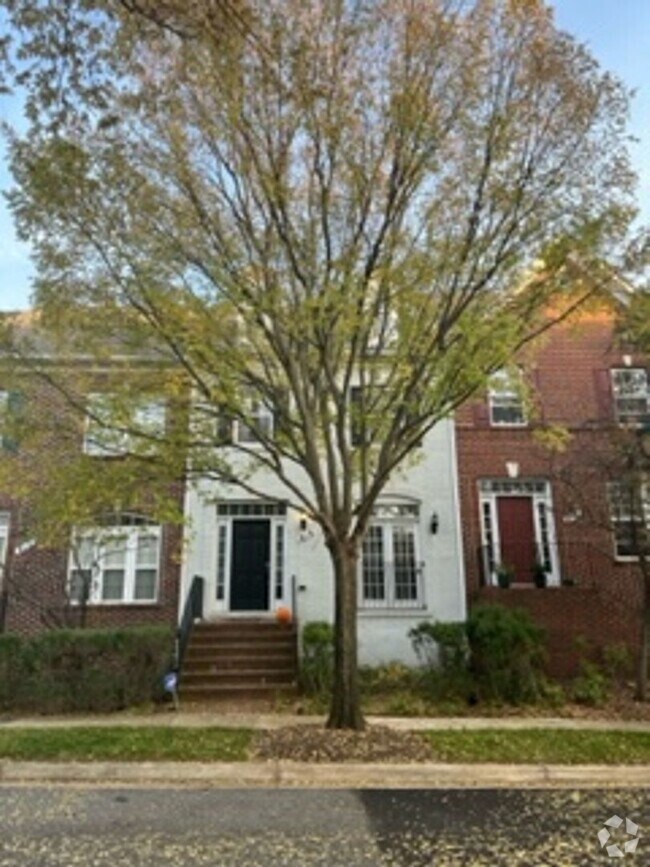 Building Photo - Beautiful 3 BR, 2 FB+2HB townhouse in King...