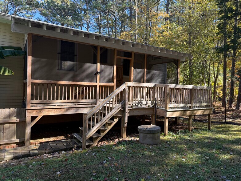 One bedroom, one bathroom, kitchen apartment. Screened in back deck, yard use. Country setting. - 4116 Charles G Dr