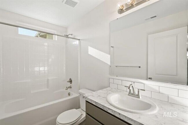 Building Photo - Adorable Townhome in South Meridian