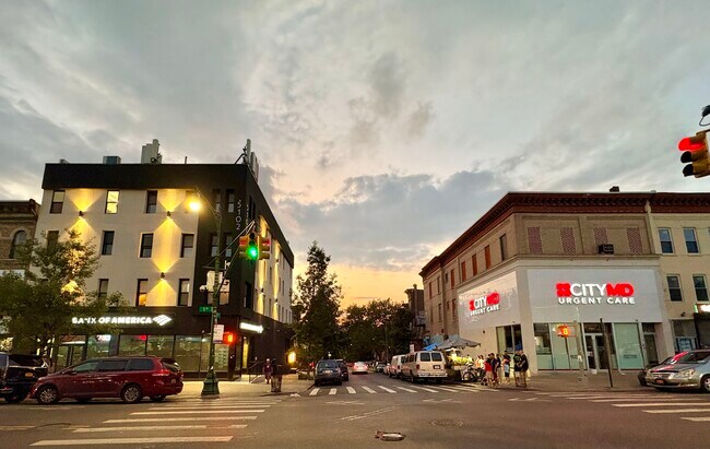 Building Photo - 451 51st St