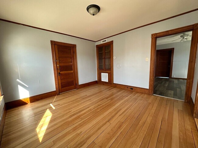 Building Photo - 449 Kelley St