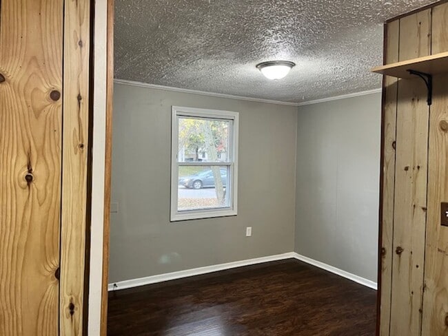 Building Photo - Adorable 3 Bedroom Home