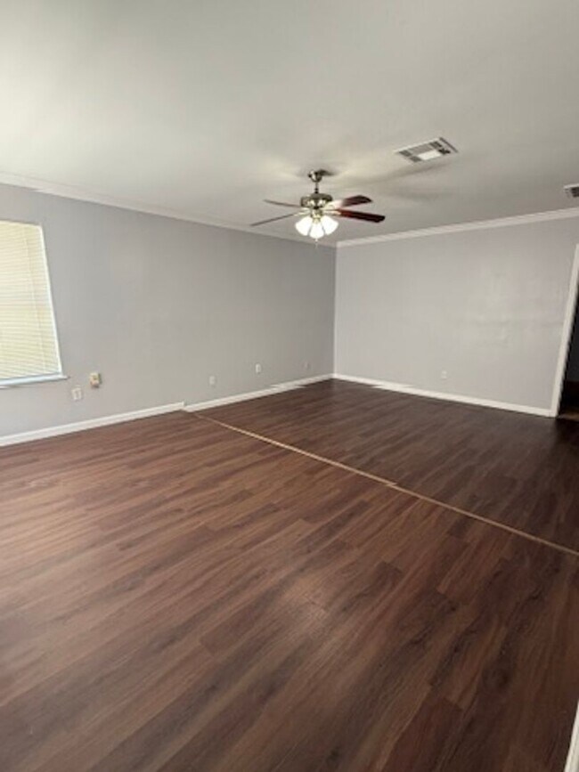 Building Photo - Really spacious 4bed/2bath single family home