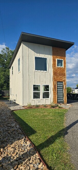 Building Photo - 404 W Wichita St