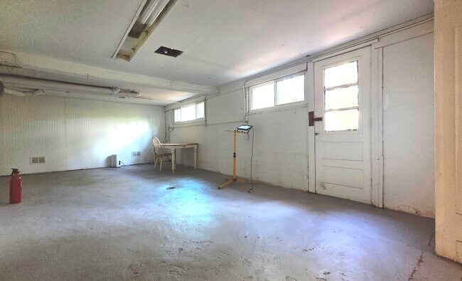 Building Photo - 412 Meadow Ln