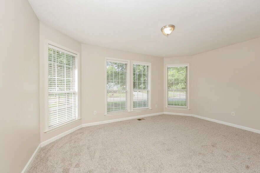 Building Photo - 901 Tal Ln
