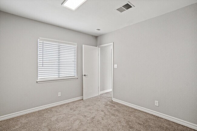 Building Photo - 12115 Royal Woods Dr