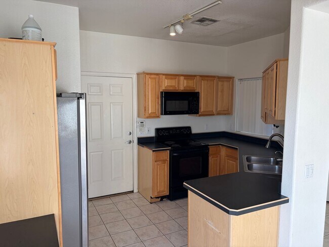 Building Photo - 2 Bedroom 2.5 Bath Townhome!