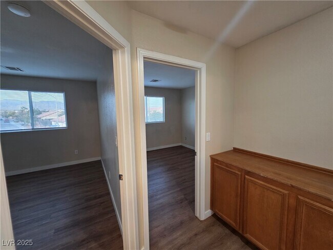 Building Photo - 909 E Malibu Sands Ave