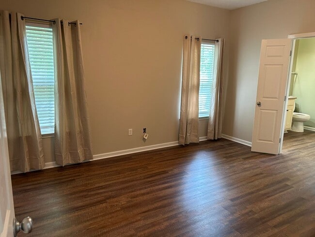 Building Photo - Cozy 3 Bed 2 Bath Home! Available August!